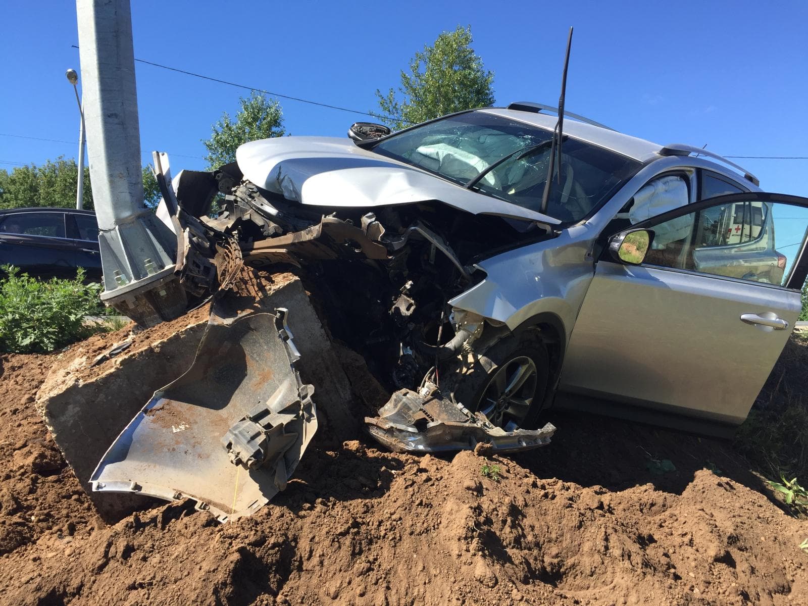 Мужчина на Toyota врезался в фонарный столб