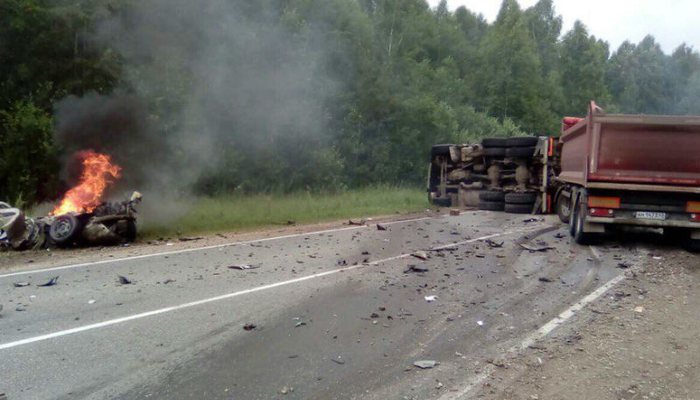Разорванная на части машина и погибший: подробности аварии на трассе «Киров-Советск»
