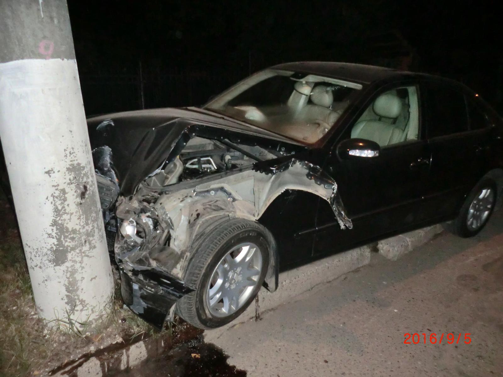 В Кирове в ночь с 4 на 5 сентября Mercedes врезался в опору ЛЭП. Водитель  сбежал — Авто43 Киров