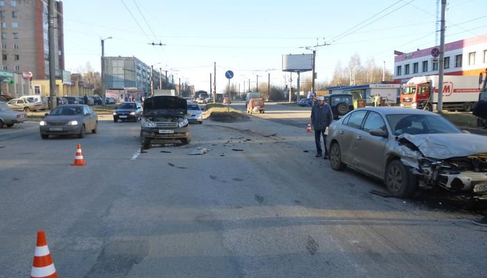 Пенсионер на “Ниве” спровоцировал аварию на Юровской