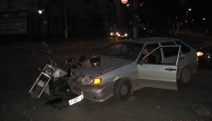 На Октябрьском проспекте водитель ВАЗа травмировал 2 мотоциклистов