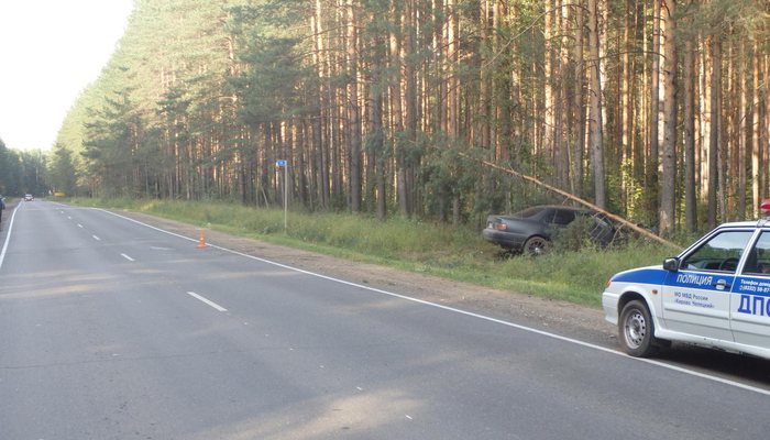 На трассе Киров - Чепецк врезалась в дерево Toyota Camry