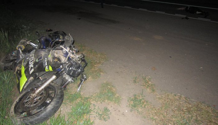 Мотоциклист сбил 2 человек на трассе. Девушка погибла