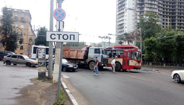 Неуправляемый МАЗ протаранил троллейбус в центре Кирова