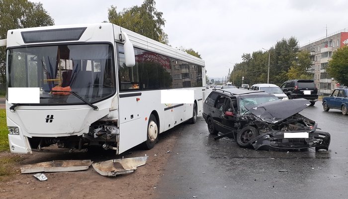 В Нововятске в ДТП с автобусом пострадали 2 человека