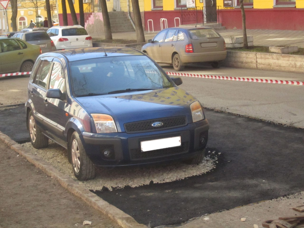 В Кирове на Карла Либкнехта дорожники заасфальтировали автомобиль, Фото —  Авто43 Киров