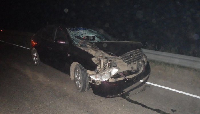 Мужчина на Hyundai сбил пешехода и врезался в ограждение