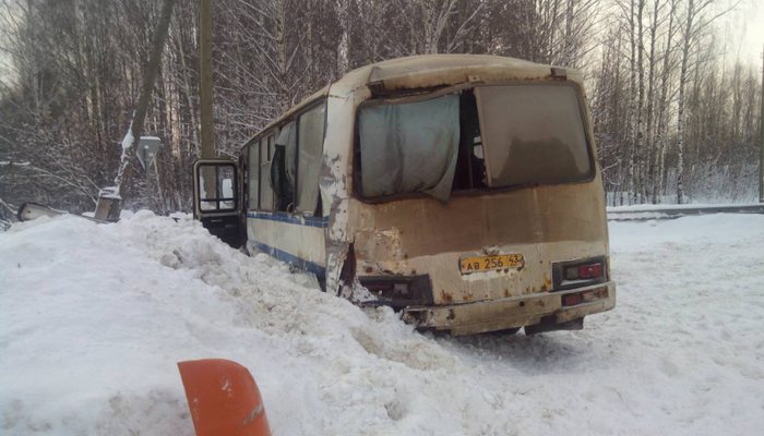 Возле Орлова фура врезалась в рейсовый автобус с людьми