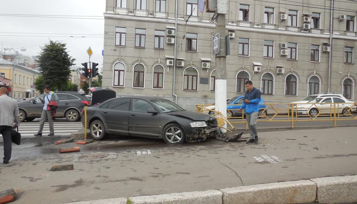 У музея Васнецовых мужчина на Audi сбил ограждения и пешехода