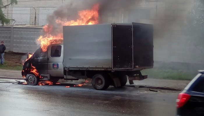 Пожарные озвучили причину возгорания «Газели» на Филейке