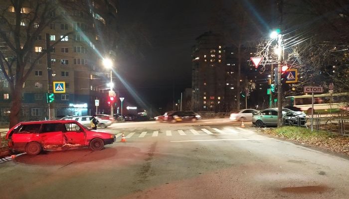 Пять человек пострадали в результате жесткого ДТП на Московской - видео