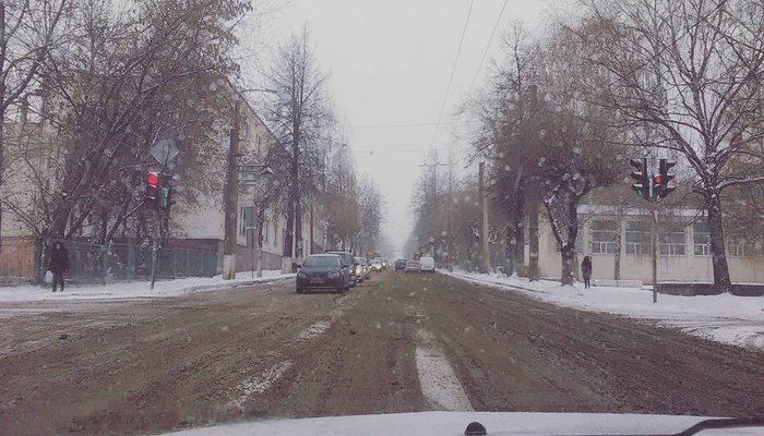 Снег затормозил кировских водителей