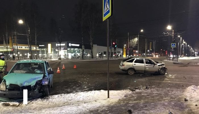 В Кирове «Лада» столкнулась с иномаркой: три человека получили травмы