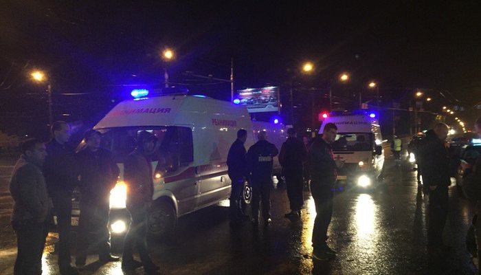 Камера наблюдения записала, как машина сбивает полицейских в Кирове