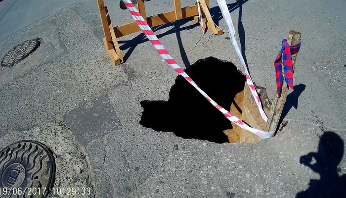 "Калина" угодила в яму и пробила два колеса на перекрестке Володарского и Орловской