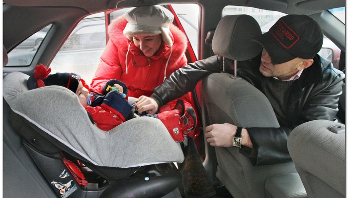 Что безопаснее для ребенка в машине: специальное кресло или альтернативные способы?