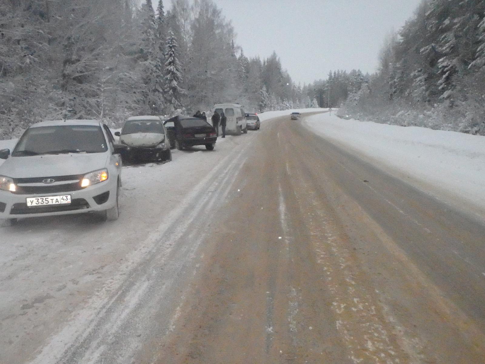 На Трассе Киров - Ижевск четырнадцатая врезалась в припаркованные Lada -  новости Кирова — Авто43 Киров