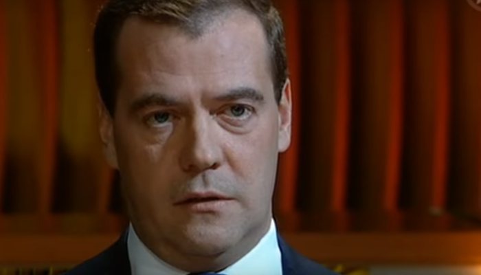 Дмитрий Медведев пригрозил нефтяникам введением запретной пошлины