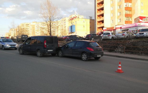 На Московской женщина за рулем «Пежо» протаранила «Фиат-Добло»