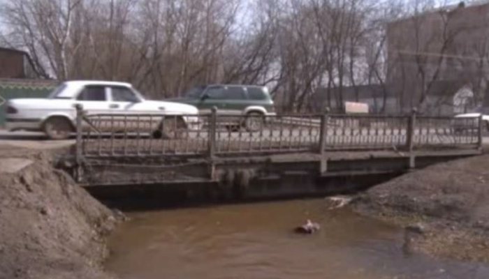 В Нововятске на год ограничили движение транспорта по мосту