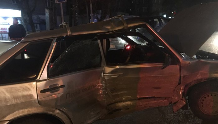 Пьяный водитель Hyundai травмировал в ДТП двух пассажиров такси