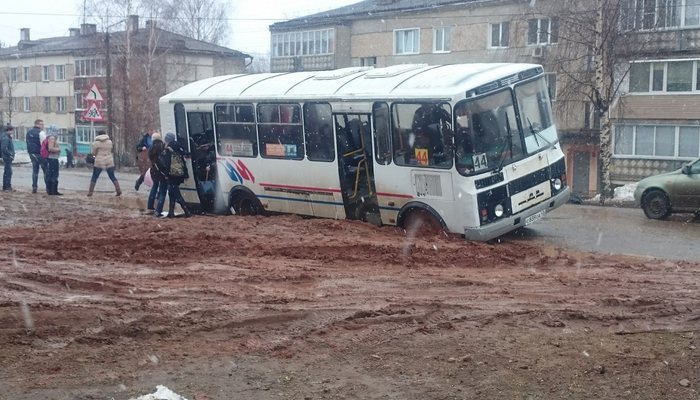 В Радужном автобус с пассажирами увяз в грязи