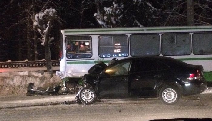 В столкновении с автобусом у «Простора» погиб водитель Volkswagen Polo