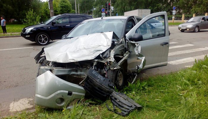 Обновили светофор - авария на перекрёстке Попова и Калинина