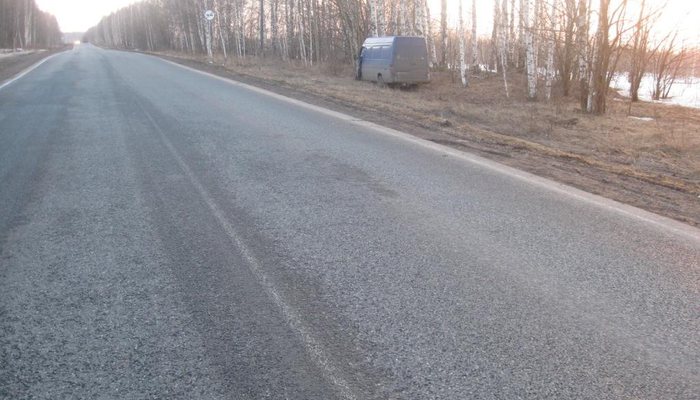 На трассе Киров – Яранск «Мерседес» врезался в дерево: четверо пострадавших