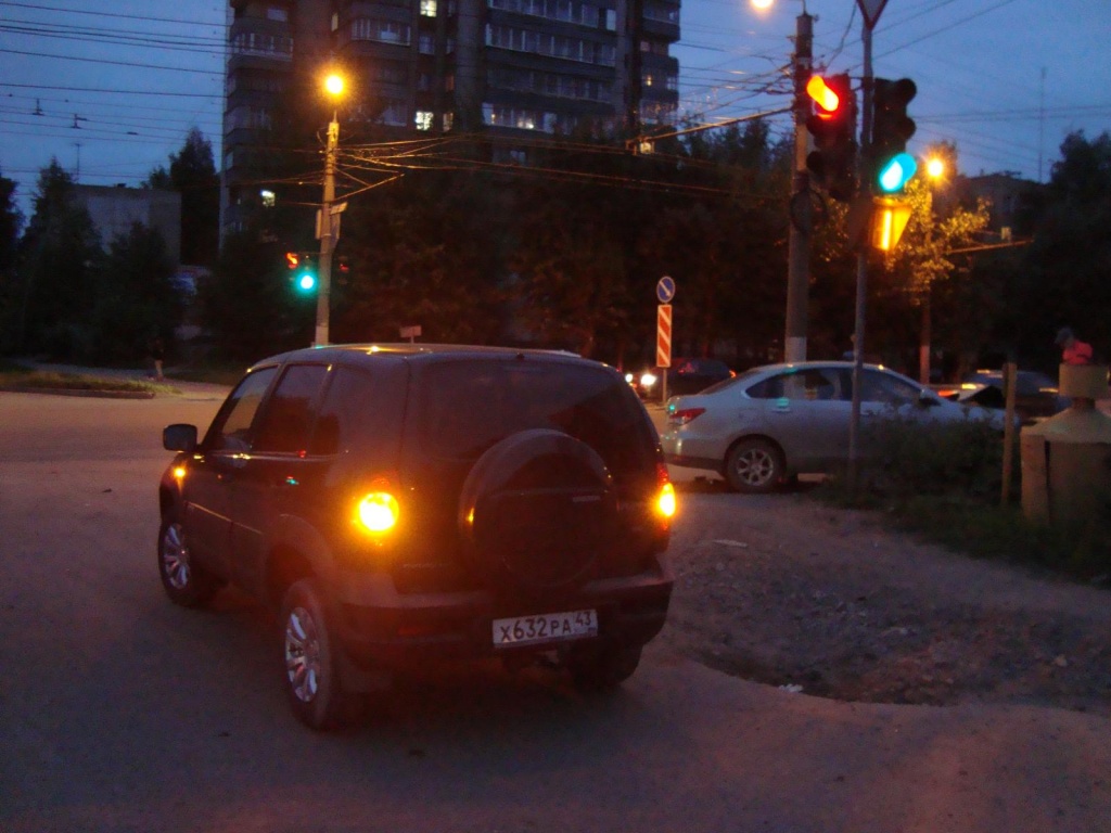 На перекрестке улиц Солнечной и Производственной в Кирове столкнулись  Nissan Almera и Niva Chevrolet 27 июня 2016, фото — Авто43 Киров