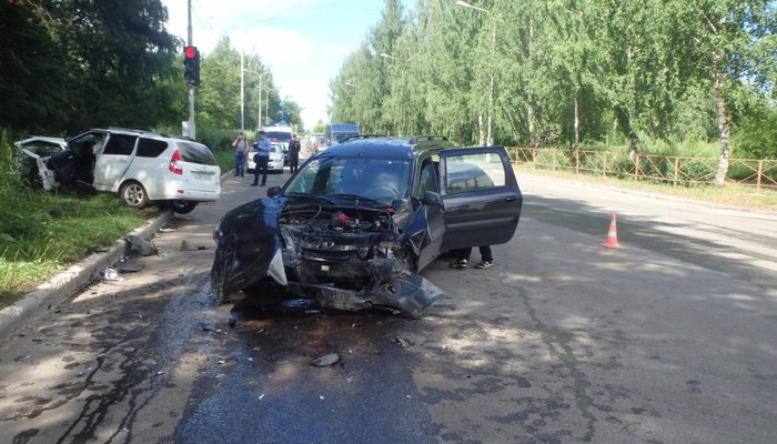 В Чепецке водитель «Приоры» проехал на «красный» и протаранил «Ларгус»