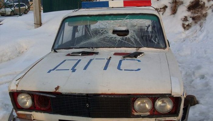 Под Котельничем хулиганы повредили макет патрульного авто