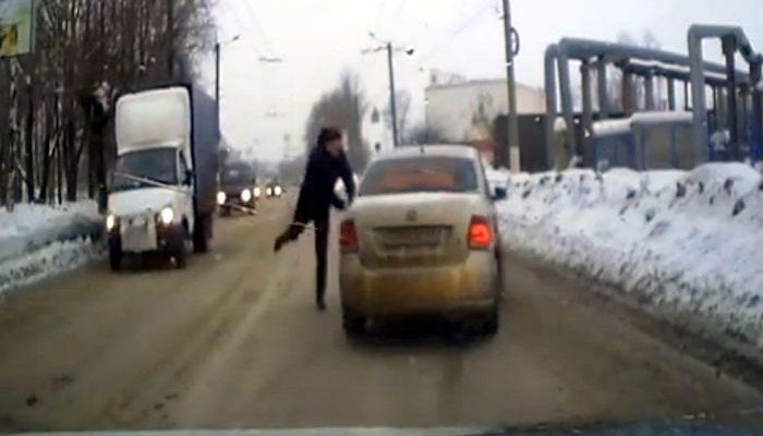 В Кирове буйный таксист «подрезал» водителя, разбил его телефон и скрылся