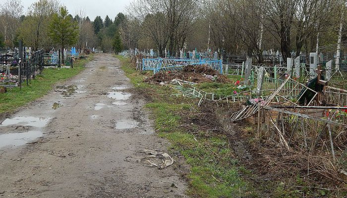 Пьяный водитель в Омутнинске прокатился по кладбищу и снес оградки 