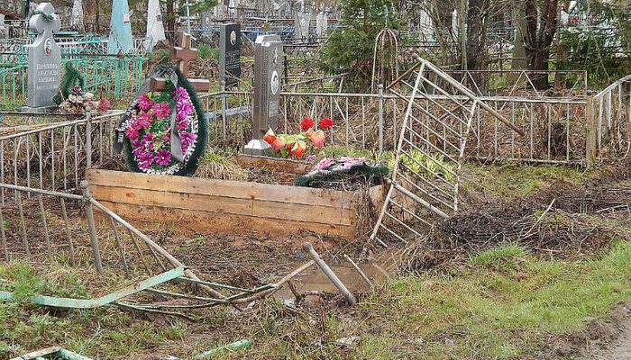 Лихач из Омутнинска, который изъездил кладбище, ответит за угон грузовика