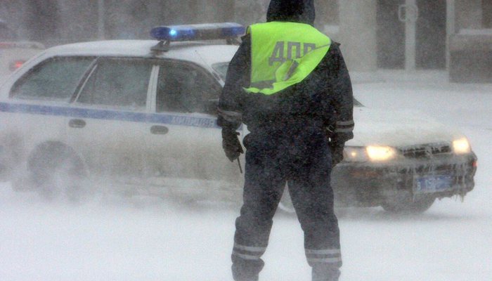 Кировские инспекторы ДПС спасли 30 замерзающих пассажиров автобуса