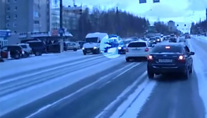 На видео попал момент, как на улице Московской иномарка сбила мужчину