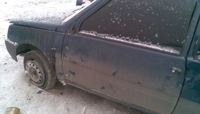 В Яранске два подростка пытались угнать автомобиль полицейского 