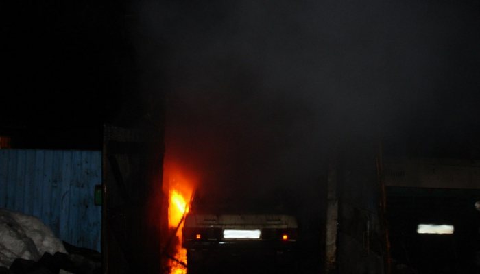 Потеря для водителя: в Юрье вместе с гаражом сгорели две машины
