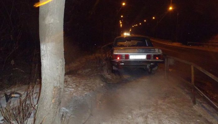 На Луганской водитель «Волги» врезался в ограждение