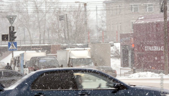 Последствия снегопада: фура перегородила дорогу в Чистые Пруды
