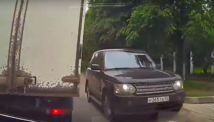 Range Rover выехал на «встречку» и устроил аварию
