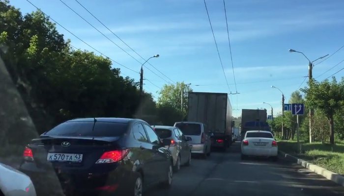 Луганская встала. Водители упёрлись в новый светофор