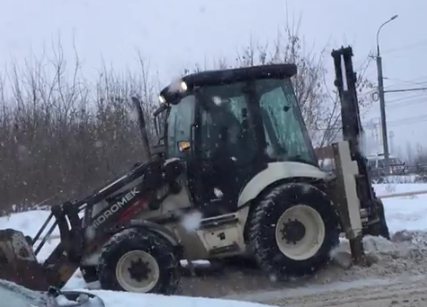 Техника по очистке дорог от снега работает, правда, на месте
