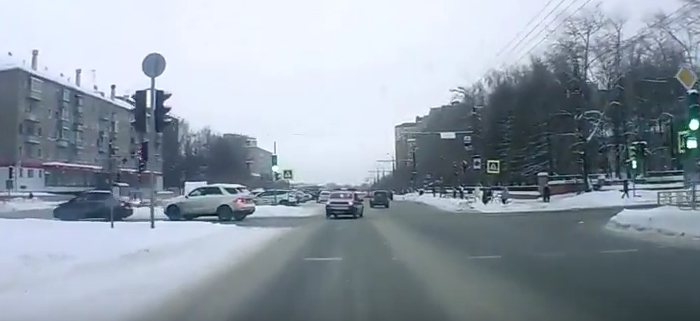 Полицейский автомобиль проехал перекресток на красный сигнал светофора