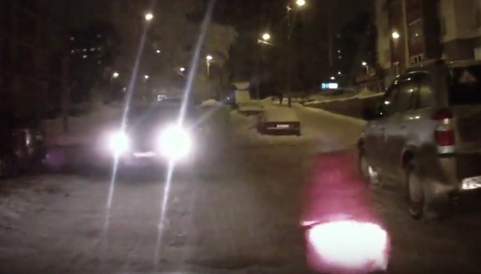 Девочка выбежала под колёса машины в одном из дворов Кирова