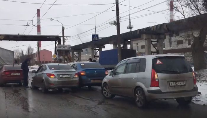 На Луганской столкнулись 4 машины. Проезд затруднён
