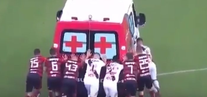 Обе команды футболистов толкали заглохшую машину "скорой помощи"