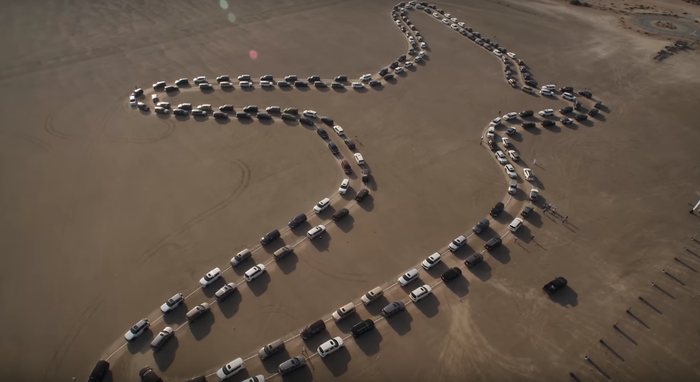 Эпичность видео зашкаливает: почти 200 автомобилей Nissan образовали фигуру в движении
