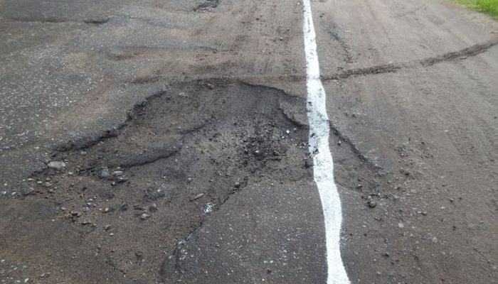 В Кировской области нанесли разметку на неотремонтированную дорогу